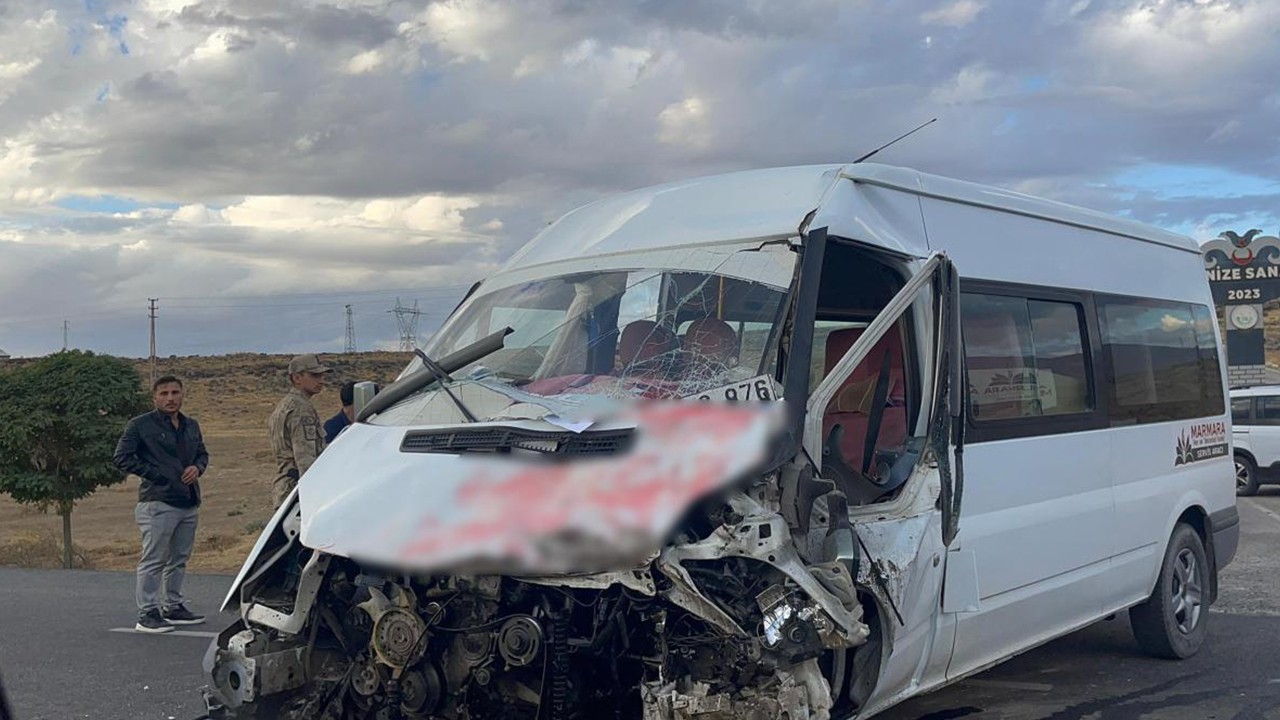 Öğrenci servisi ile tır çarpıştı: 14 yaralı