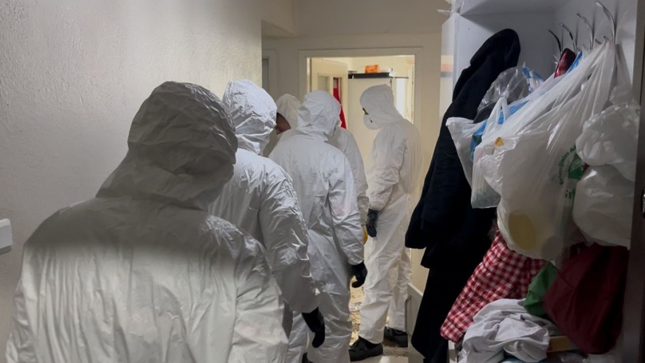 Çöp eve dönen daireden 2 kamyon atık çıktı: Belediye ekipleri şoke oldu