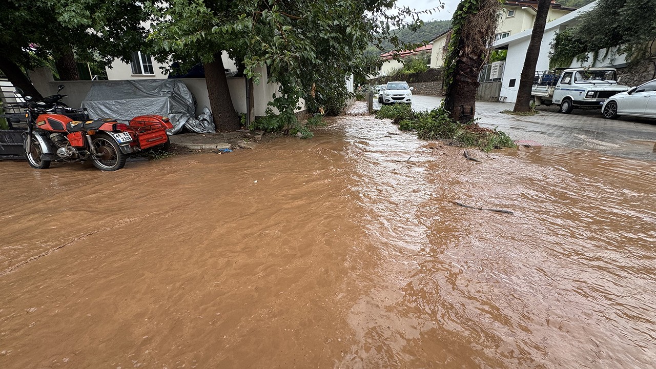 Sağanak ve fırtına etkili oldu: Yollar, evler ve mezarlıklar sular altında kaldı