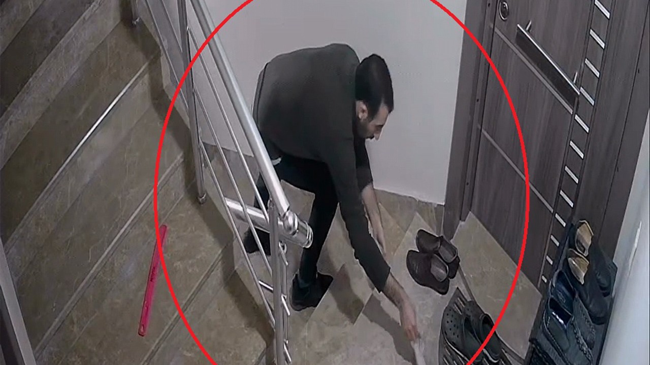 Dairesinin önüne hayvan dışkısı atan komşusundan, bu kez 'yüzüne kapı çarptığı' için şikayetçi oldu