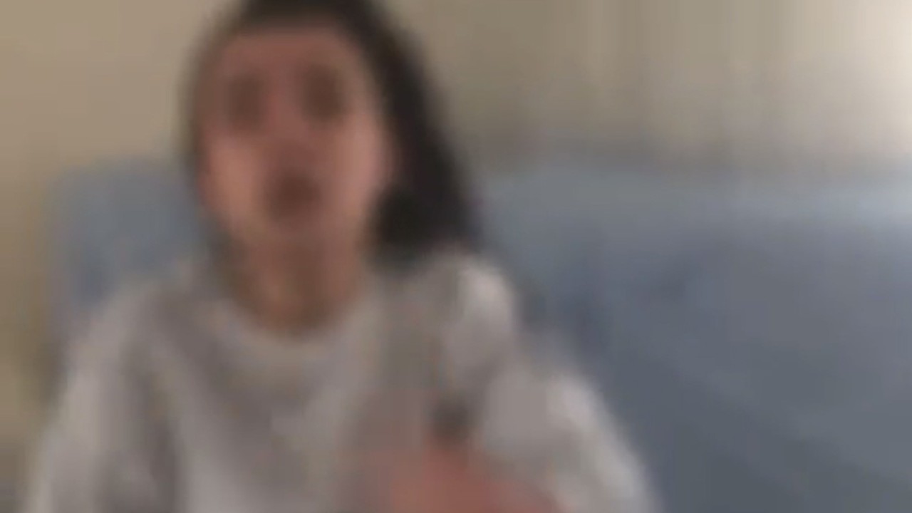 Darp ettiği kız kardeşinin üzerine kaynar su döküp özür diletti