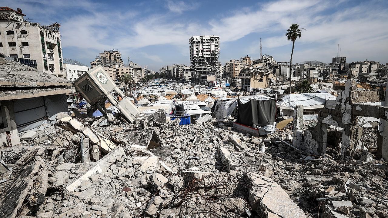 Katil İsrail'in Gazze'de bir eve düzenlediği hava saldırısında 7'si çocuk 17 kişi hayatını kaybetti