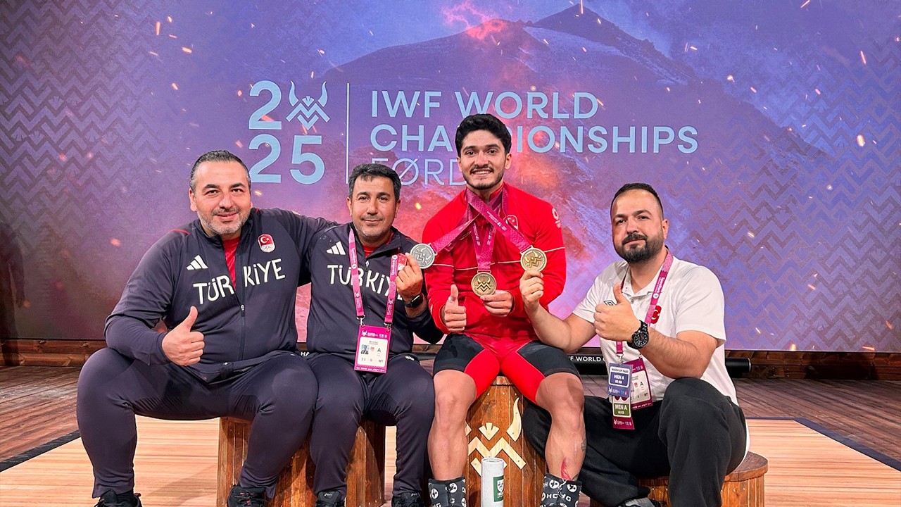 Milli Halterci Muhammed Furkan Özbek rekor kırarak dünya şampiyonu oldu