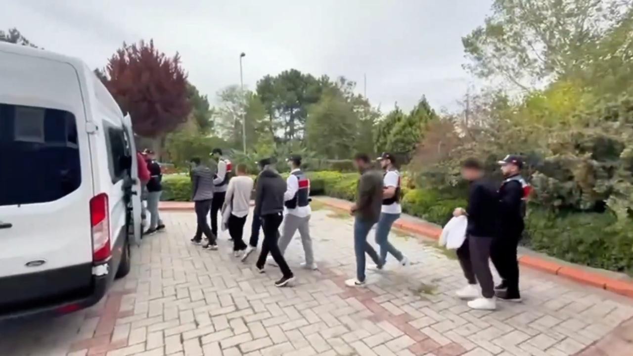 Yanıltıcı SMS'lerle vatandaşı dolandıran 12 şüpheli yakalandı