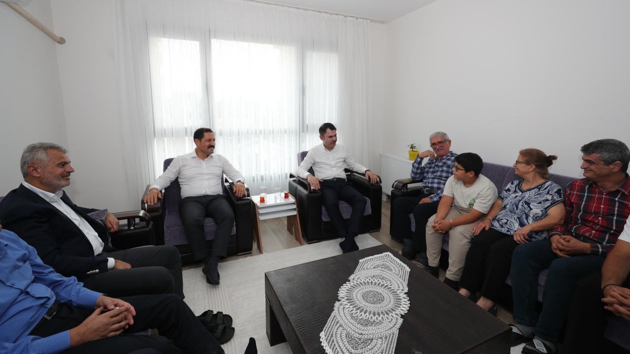 Bakan Kurum, depremden etkilenen Açıkgöz ailesini ziyaret etti