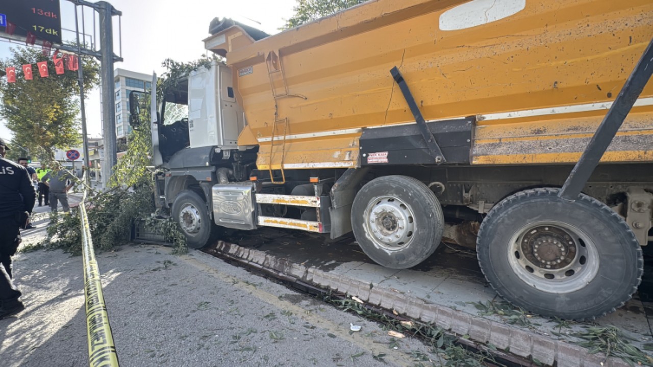 Freni arızalanan kamyon 7 konteyner iş yerine çarptı