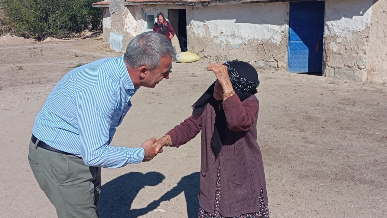 Yunak'ta 97 yaşındaki Meryem nineye doğum gününde sürpriz