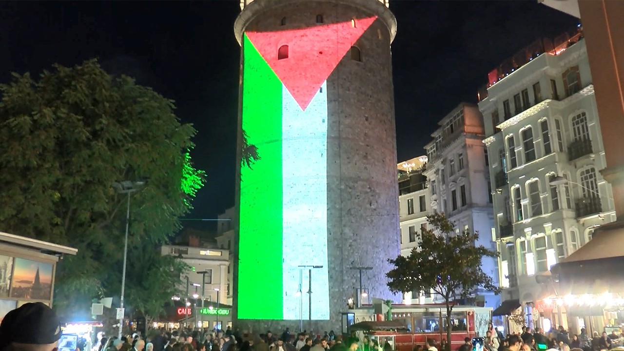 Galata Kulesi’ne Filistin Bayrağı yansıtıldı
