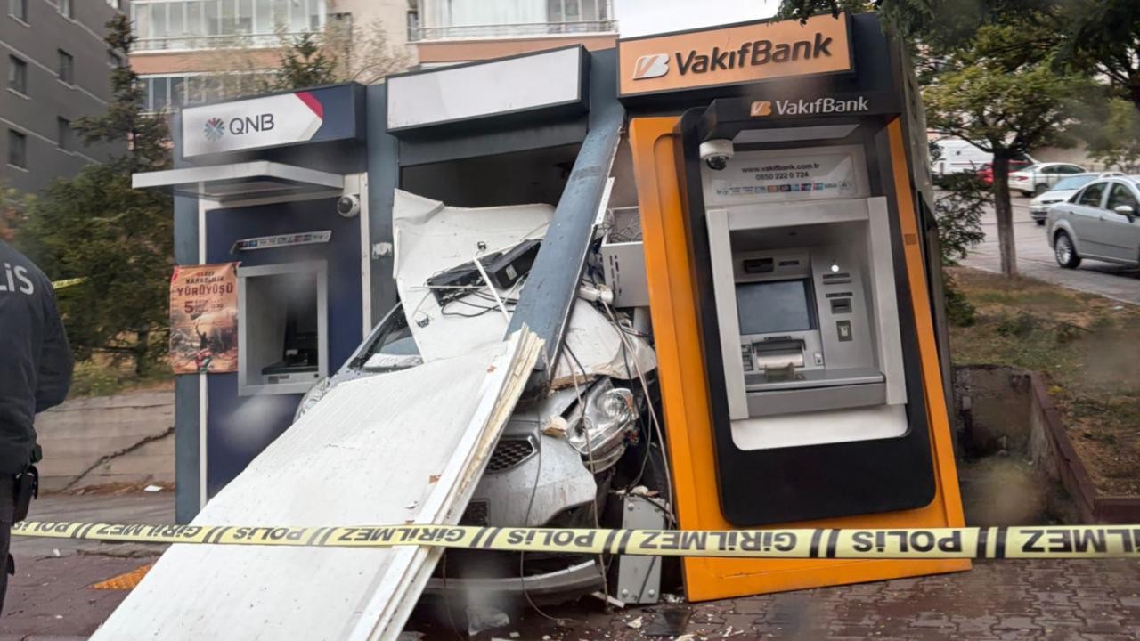 Otomobil ATM'ye girdi