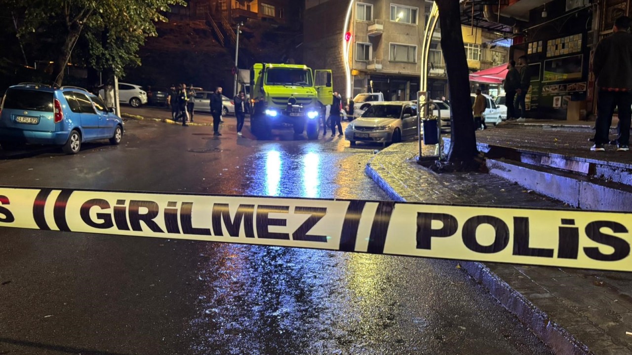 Sokak ortasında cinayet kamerada: Jiletle çevreye rahatsızlık veren şahıs silahla vuruldu