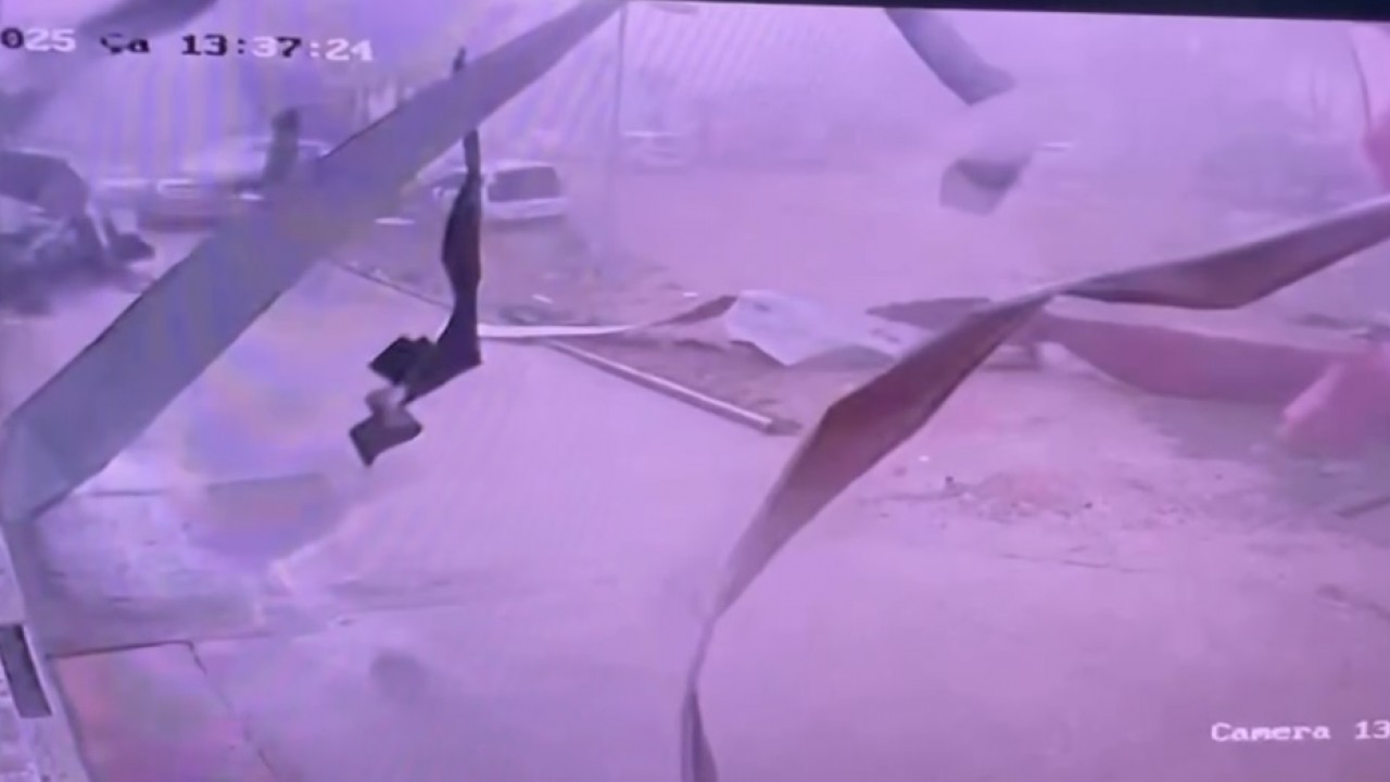 Fırtına nedeniyle lisenin çatısının uçtuğu anlar kamerada