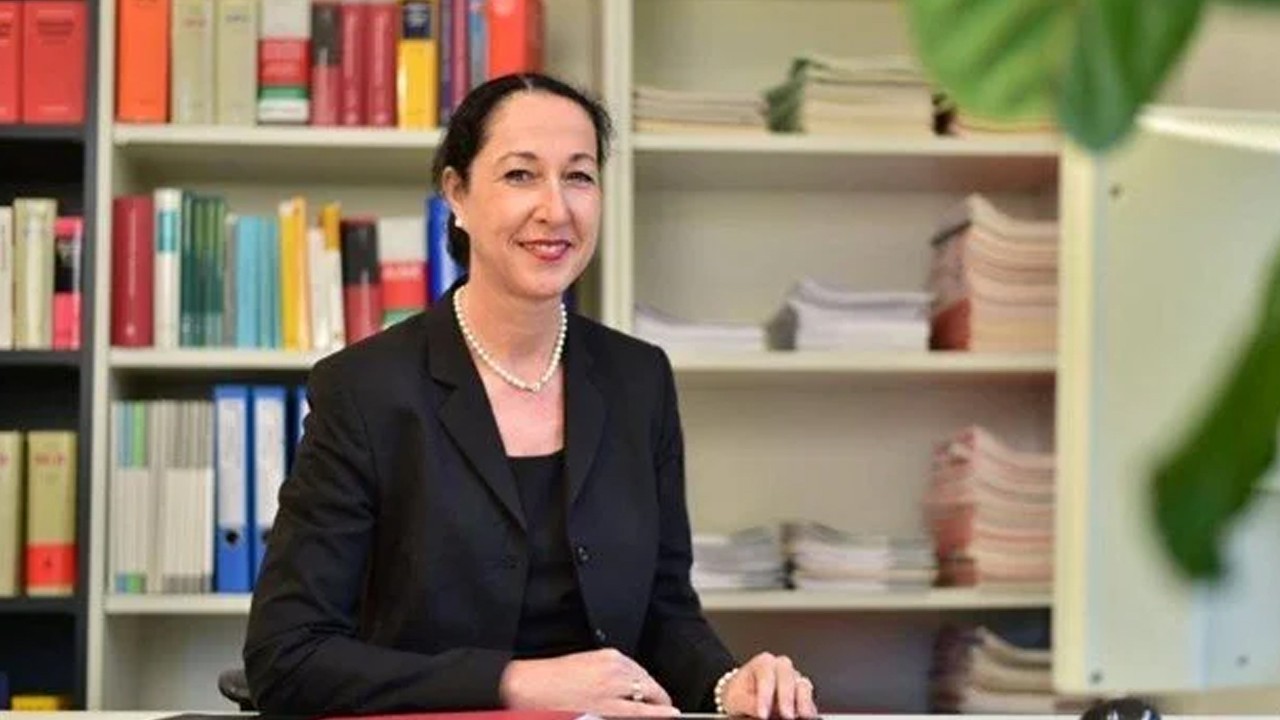 Belediye Başkanı, 17 yaşındaki kızı tarafından bıçaklanarak ağır yaralandı