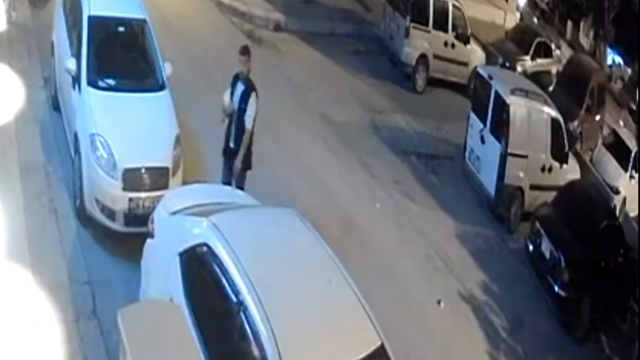 Hırsızlık anı çalınan güvenlik kamerası tarafından kaydedildi