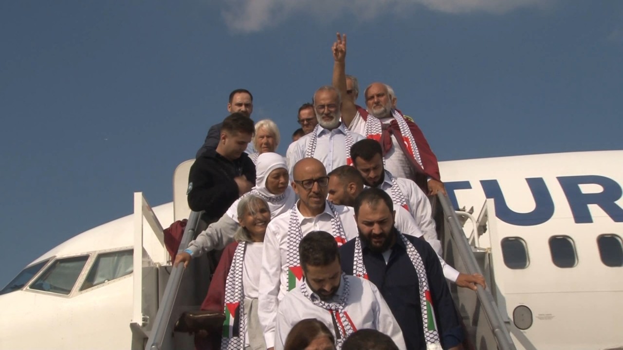 Özgürlük Filosu'nun 18'i Türk 94 aktivisti THY uçağıyla İstanbul'a geldi