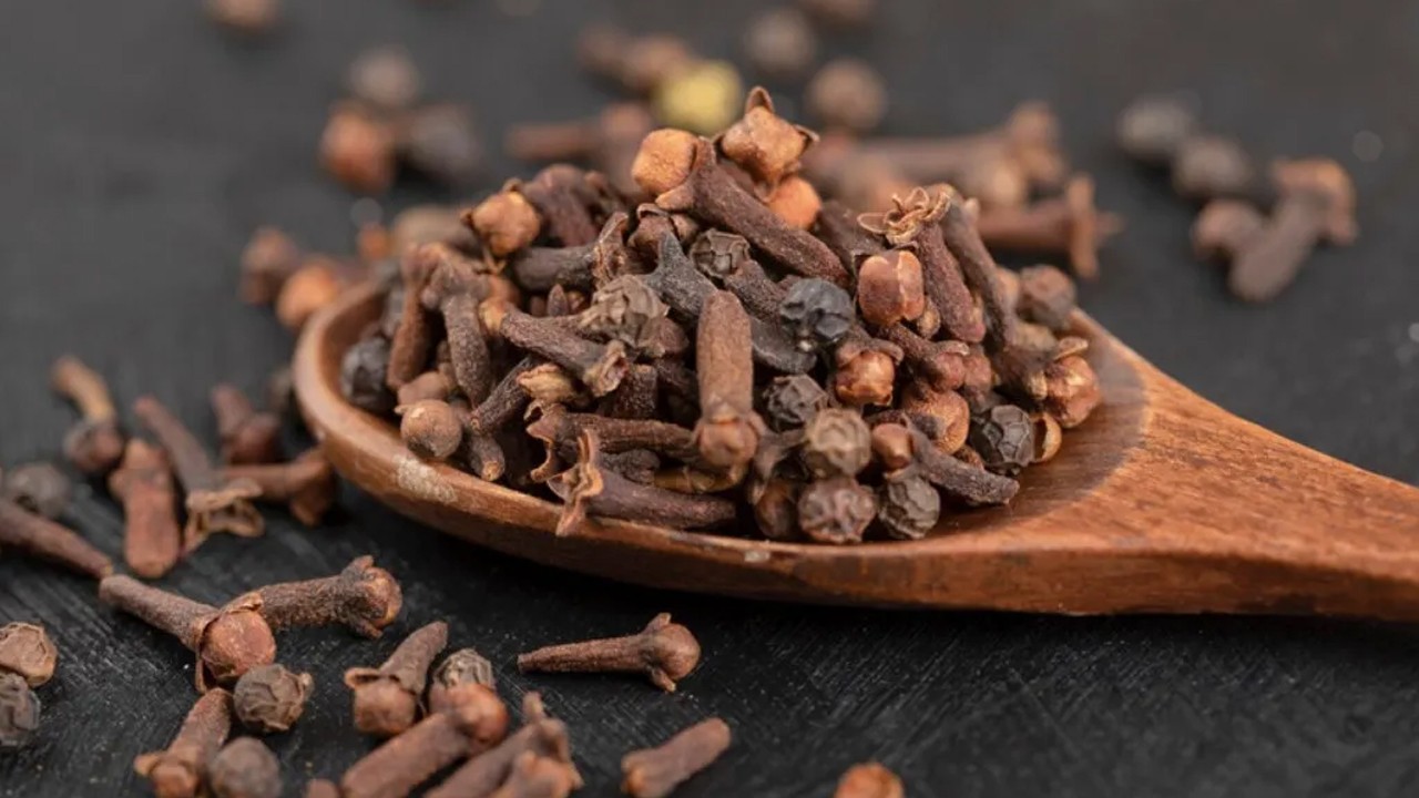 Pencerenin önüne bir kase karanfil koymak bakın ne işe yarıyor