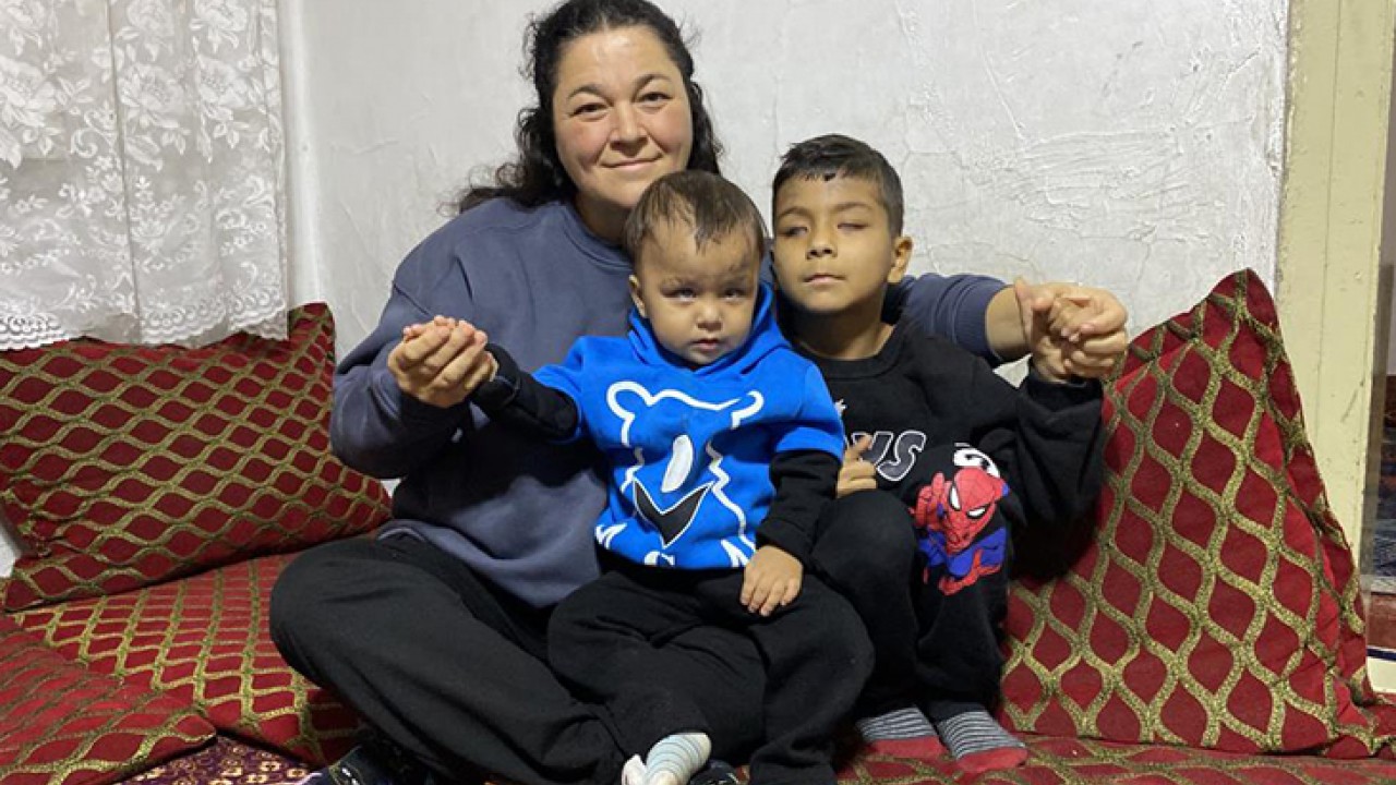 Doğuştan görme engelli 2 kardeş, annelerinin yüzünü ve dünyanın renklerini ilk defa gördü