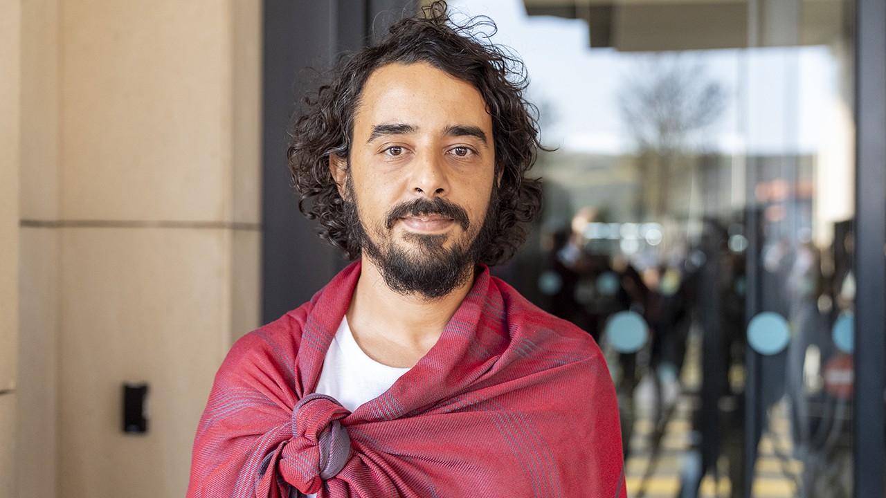 İsrail tarafından alıkonulan Fransız gazeteci, terörist muamelesi gördüklerini anlattı