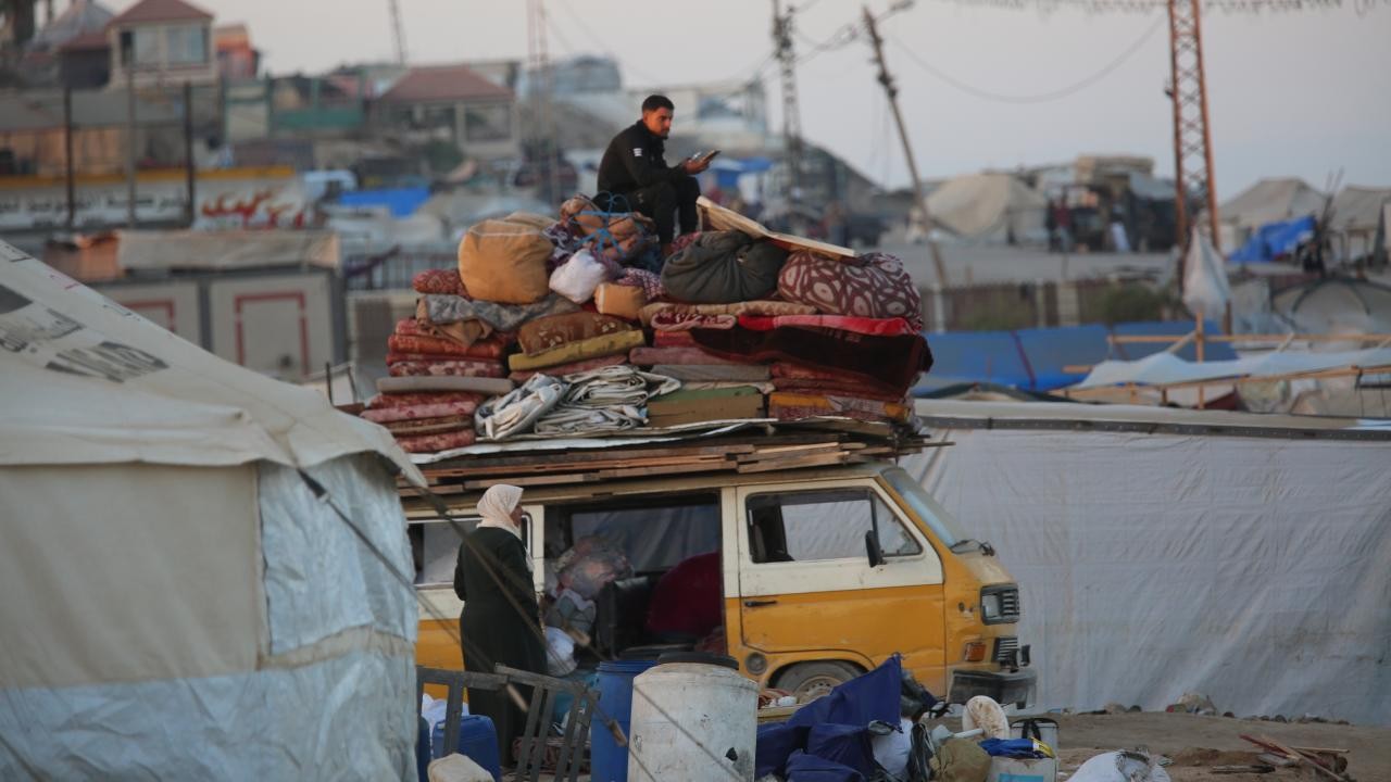 İsrail'in Gazze'de çekildiği bölgelere yerinden edilen Filistinliler dönmeye devam ediyor