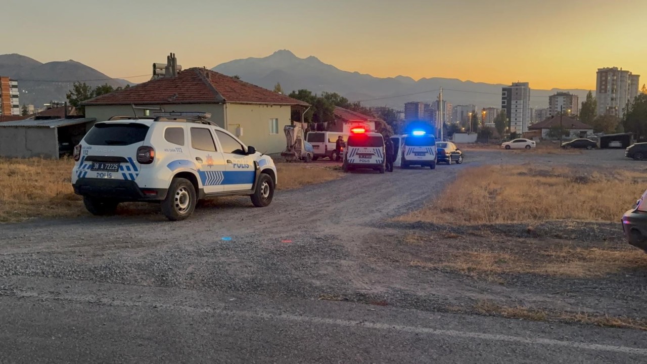 Kar maskeli saldırganlar baba ve oğlunu vurdu