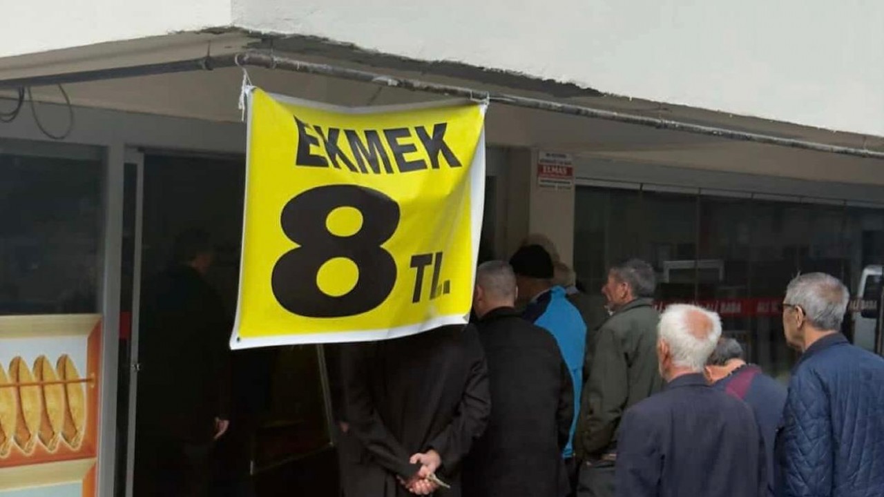Konya'nın bir ilçesinde ekmek kuyruğu! Vatandaşlar 8 TL'ye ekmek almak için sıraya girdi
