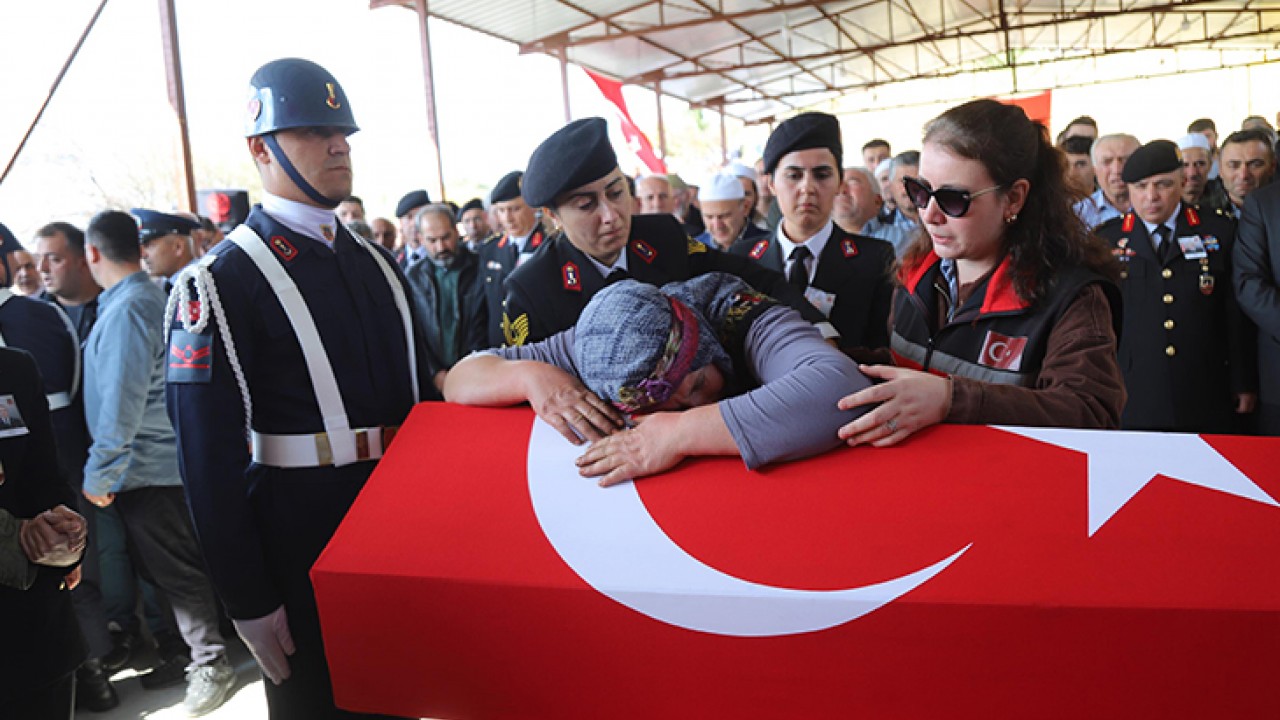 Trafik kazasında şehit olan jandarma astsubay, son yolculuğuna uğurlandı