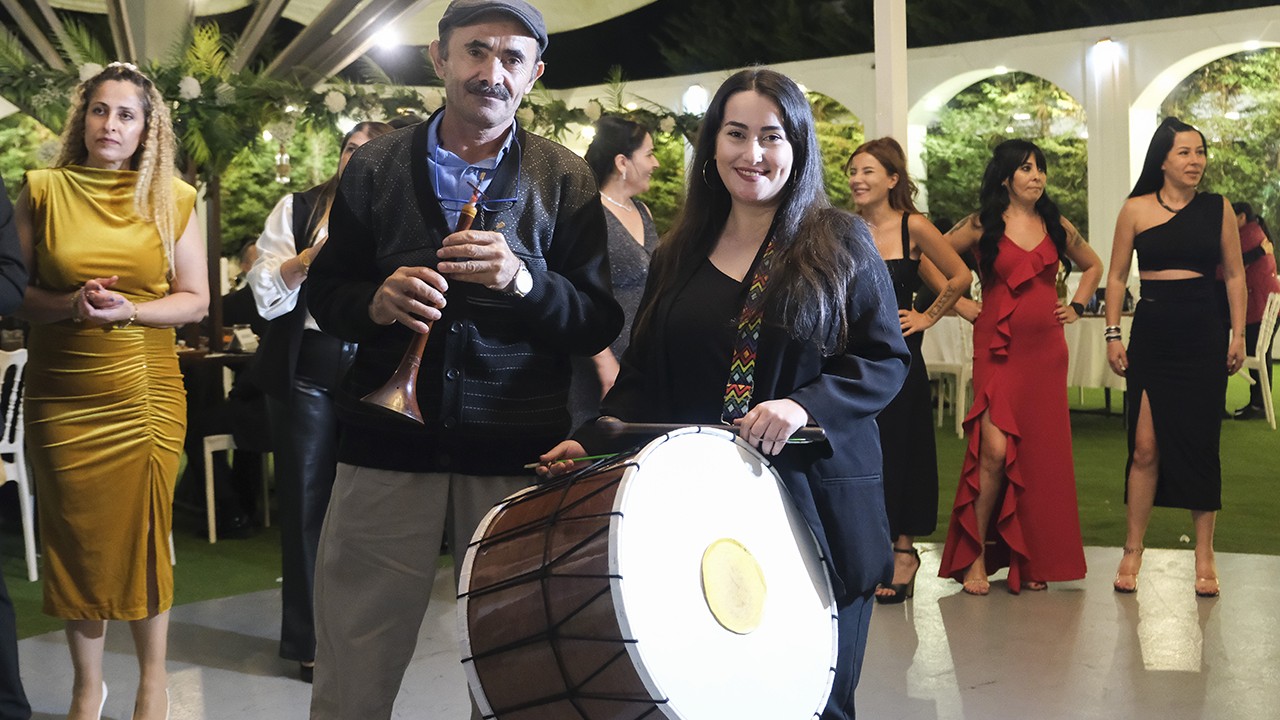 Zurnacı baba ile davulcu kızı düğünlere renk katıyor