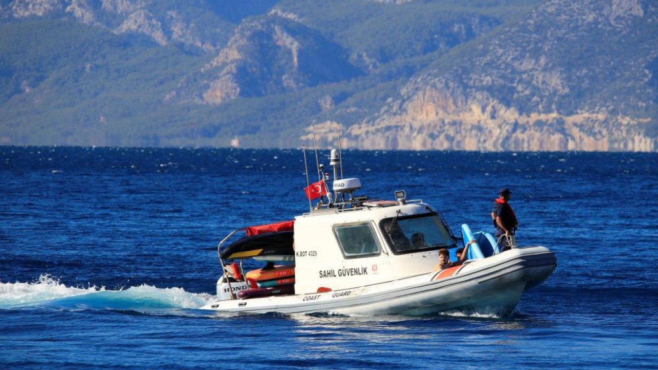 Denizde faciadan dönüldü: 19 genç birbirine tutunarak hayatta kaldı