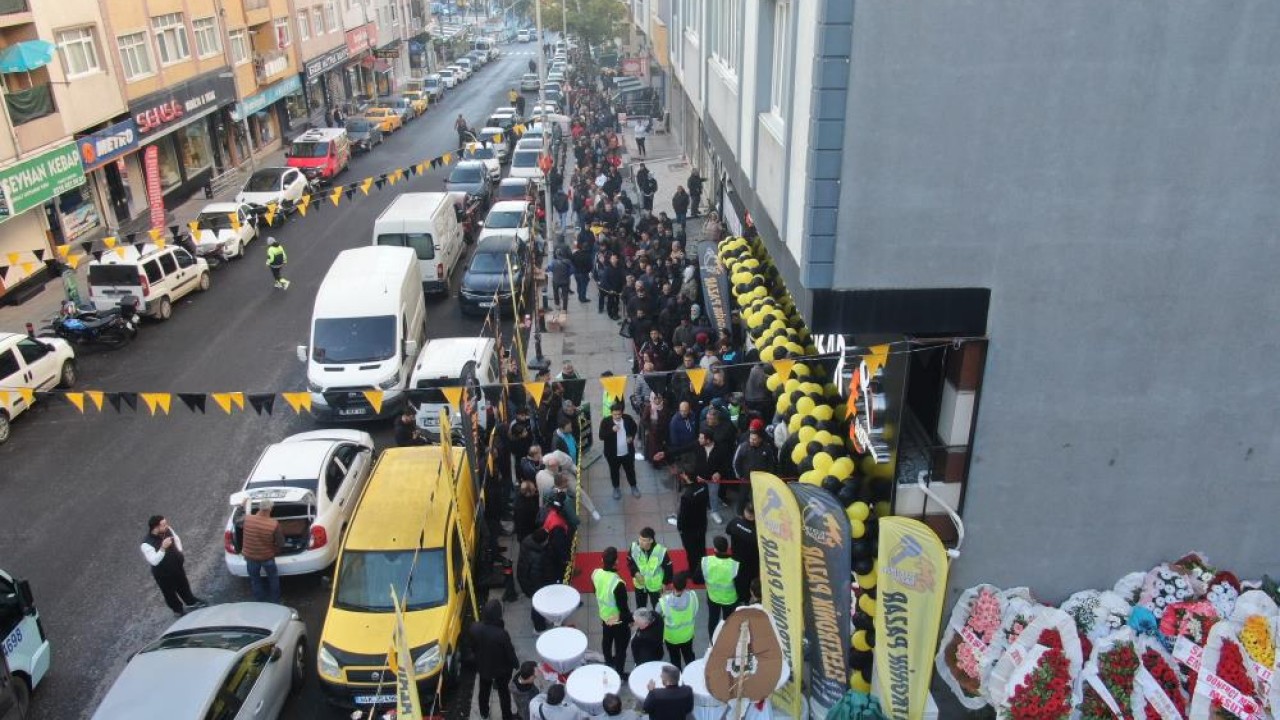 İndirim kuyruğu: Bin liralık ürünü 100 liraya alabilmek için saatlerce soğukta beklediler