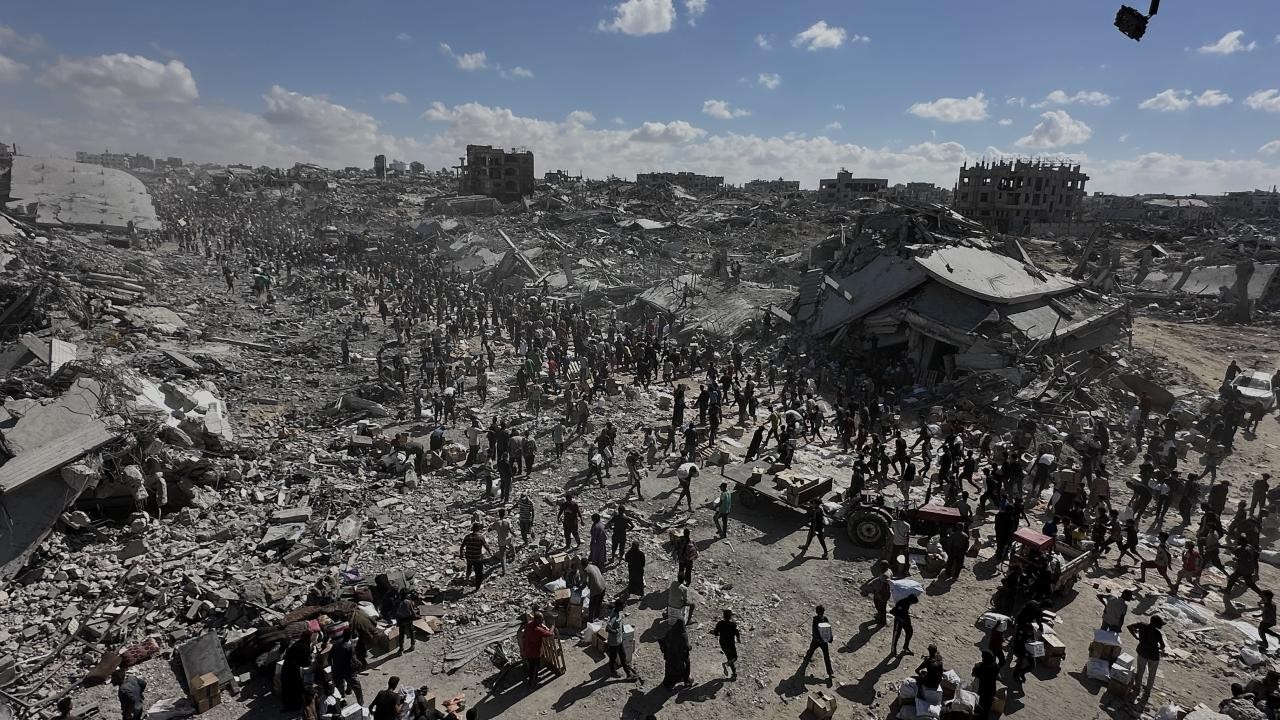 İsrail ile varılan ateşkesin ardından Gazze'ye insani yardım tırlarının girişi başladı