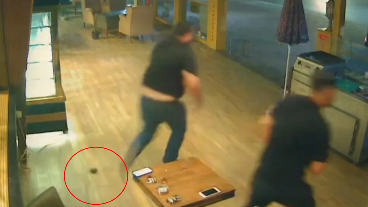 Çay içerken masaya el bombası attılar! O anlar kamerada