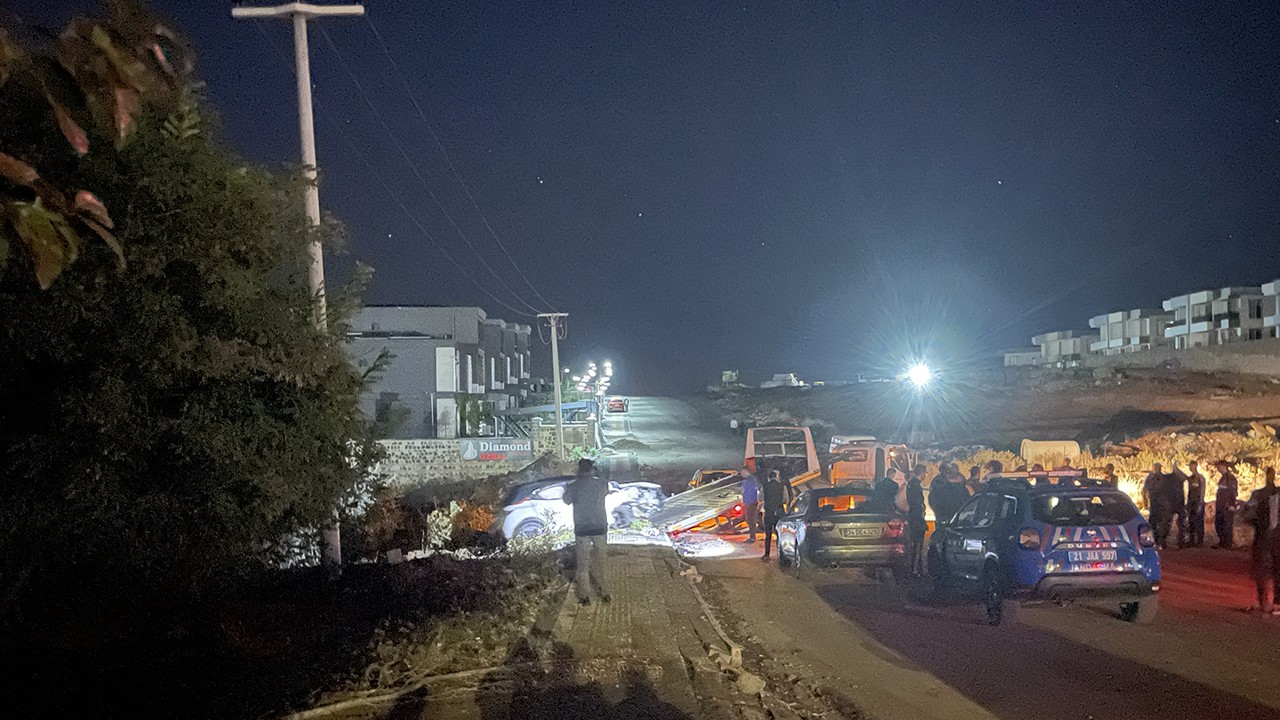 "Dur" ihtarına uymayan sürücü aracıyla 2'si polise ait 3 araca çarptı: 7 yaralı
