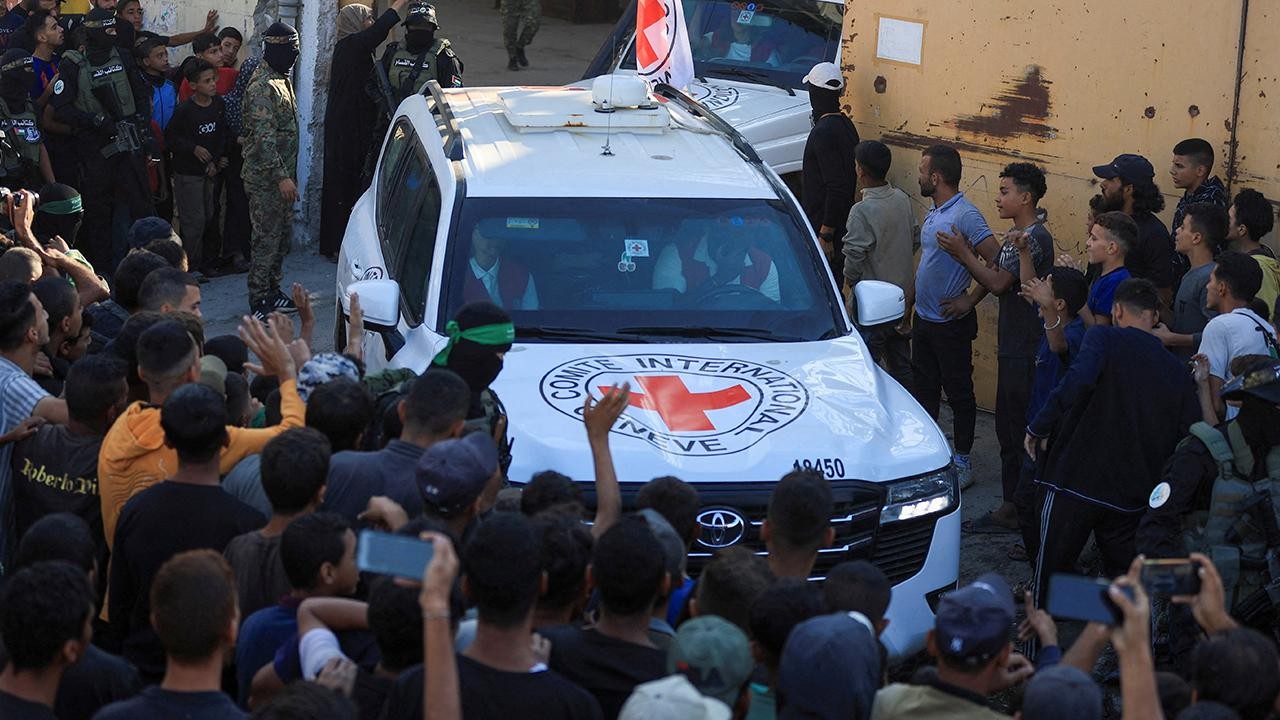 İsrail ordusu, Gazze'den salıverilen 7 İsrailli esiri Kızılhaç'tan teslim aldığını duyurdu