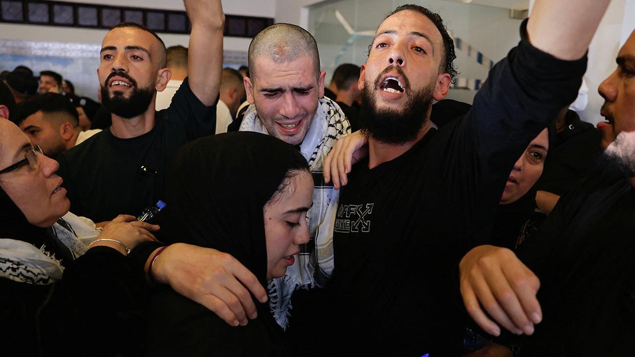 İsrail'in Ofer Hapishanesi'nden serbest bırakılan Filistinli esirlerin bir kısmı Ramallah'a ulaştı