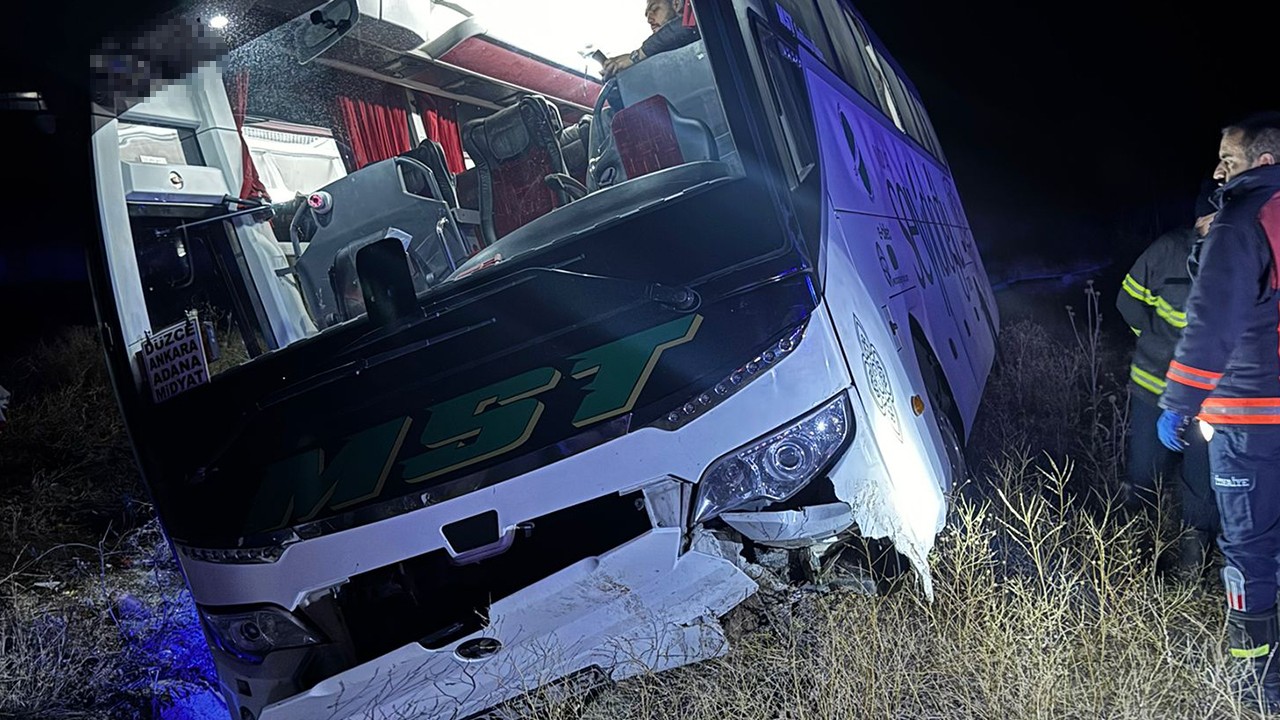 Yemekten zehirlenip fenalaşan sürücünün kullandığı yolcu otobüsü devrildi: 6 yaralı