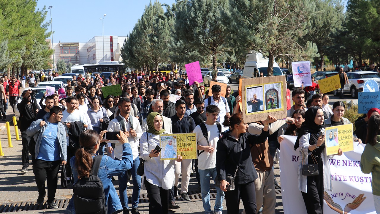 Rojin Kabaiş için yapılan yürüyüşte, üniversite öğrencisine otomobil çarptı