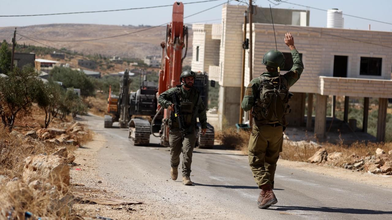 Soykırımcı İsrail askerleri, serbest bırakılan Filistinli esirlerin evlerine baskın düzenlendi