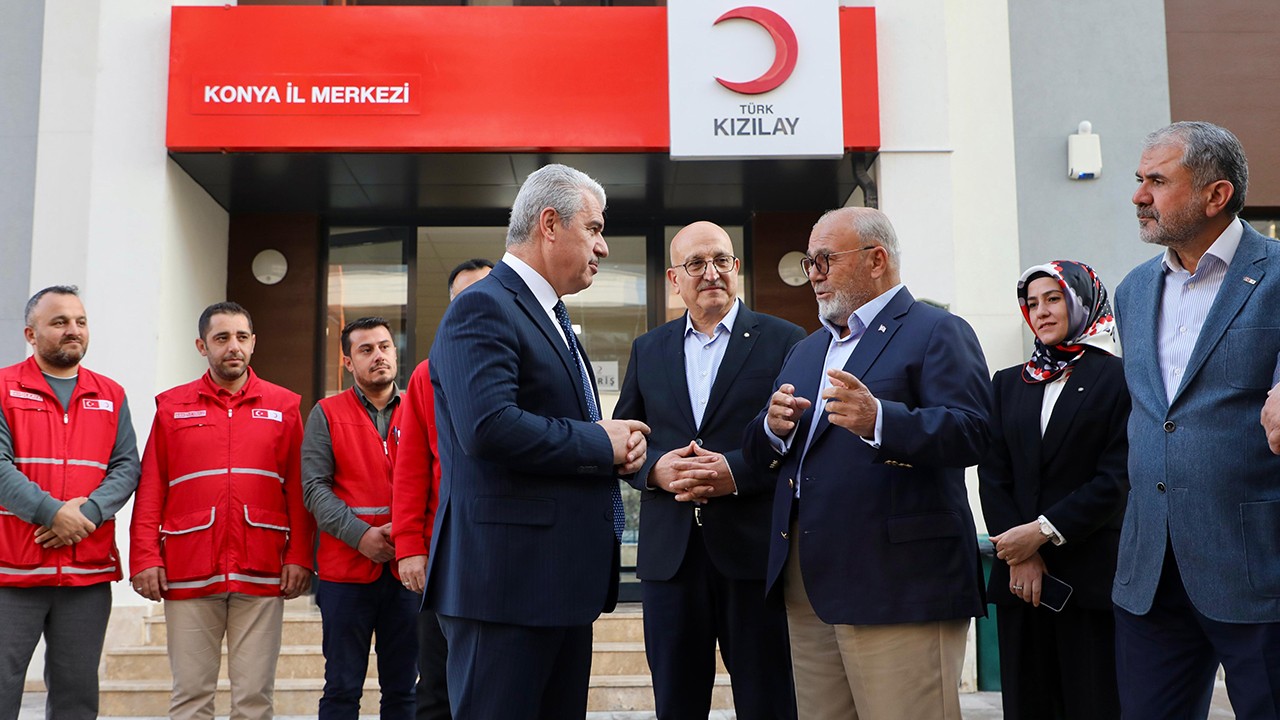 Vali Akın Türk Kızılay Konya İl Merkez Başkanlığını ziyaret etti