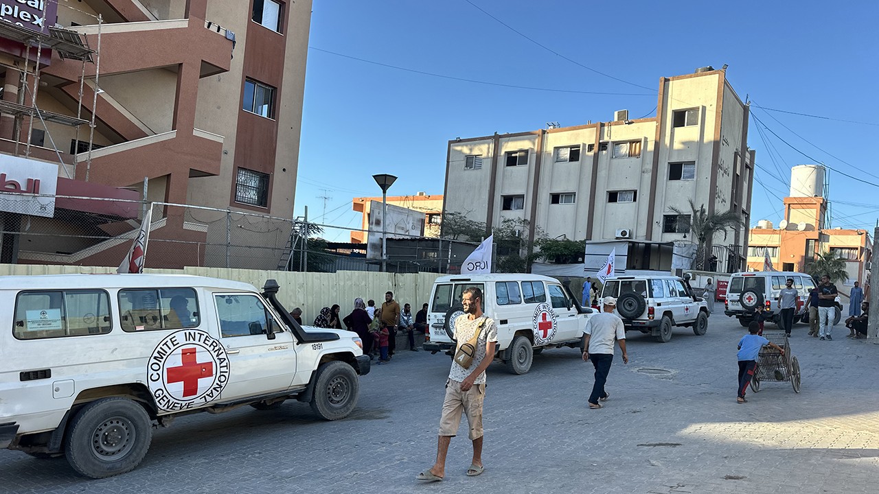 Hamas, Gazze'deki 2 İsrailli esirin cesedini daha Kızılhaç'a teslim etti