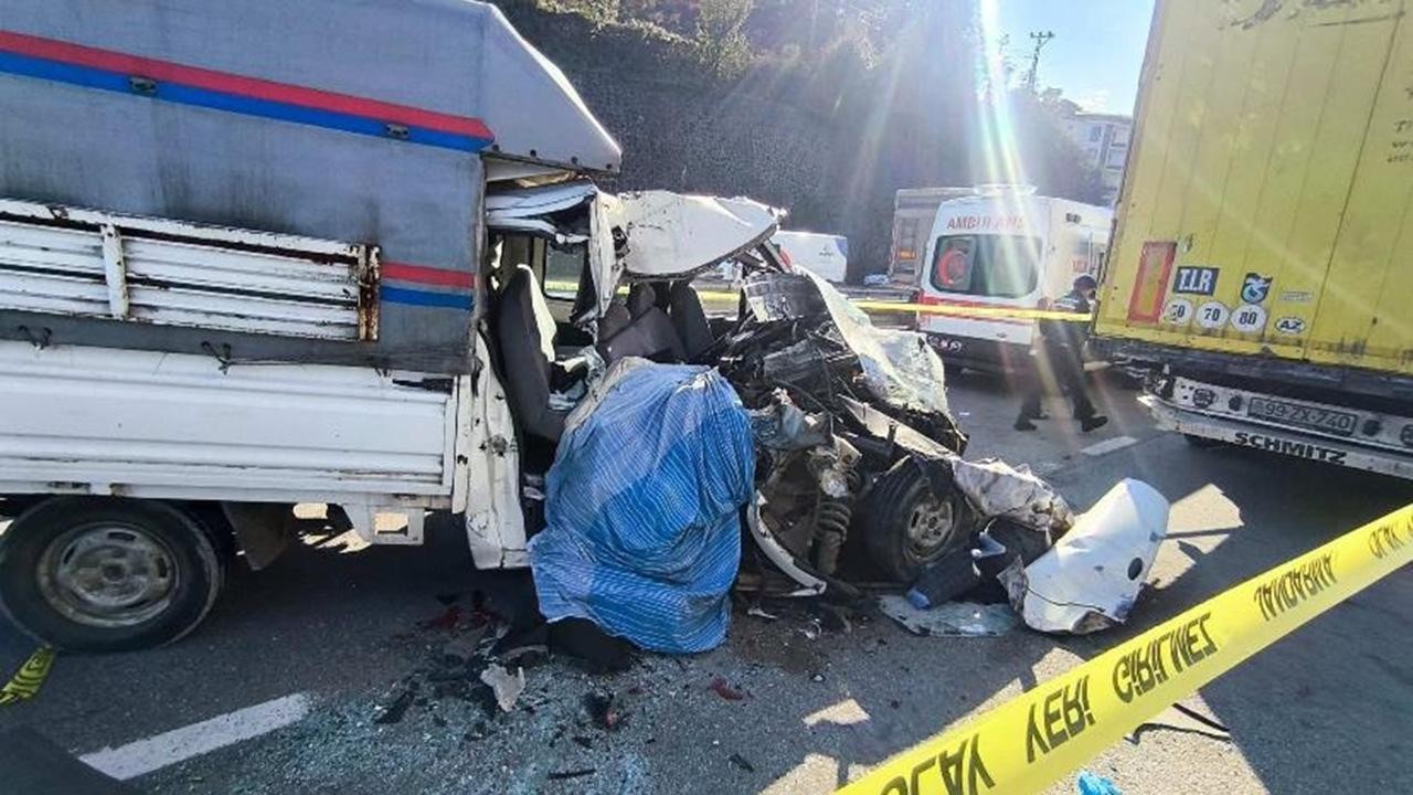 Park halindeki tıra çarpan kamyonet hurdaya döndü: 1 ölü, 1 yaralı