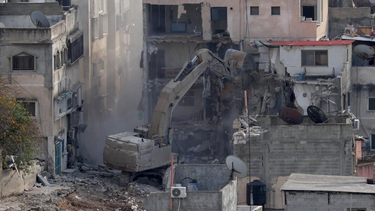 İşgalci İsrail ordusu, Batı Şeria'da Filistinlilere ait bir evi yıktı