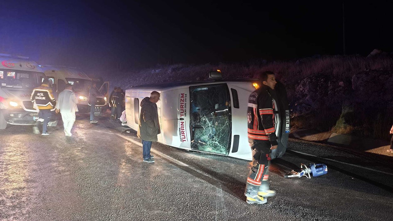 Minibüs ile hafif ticari araç çarpıştı: 13'ü öğrenci, 14 yaralı