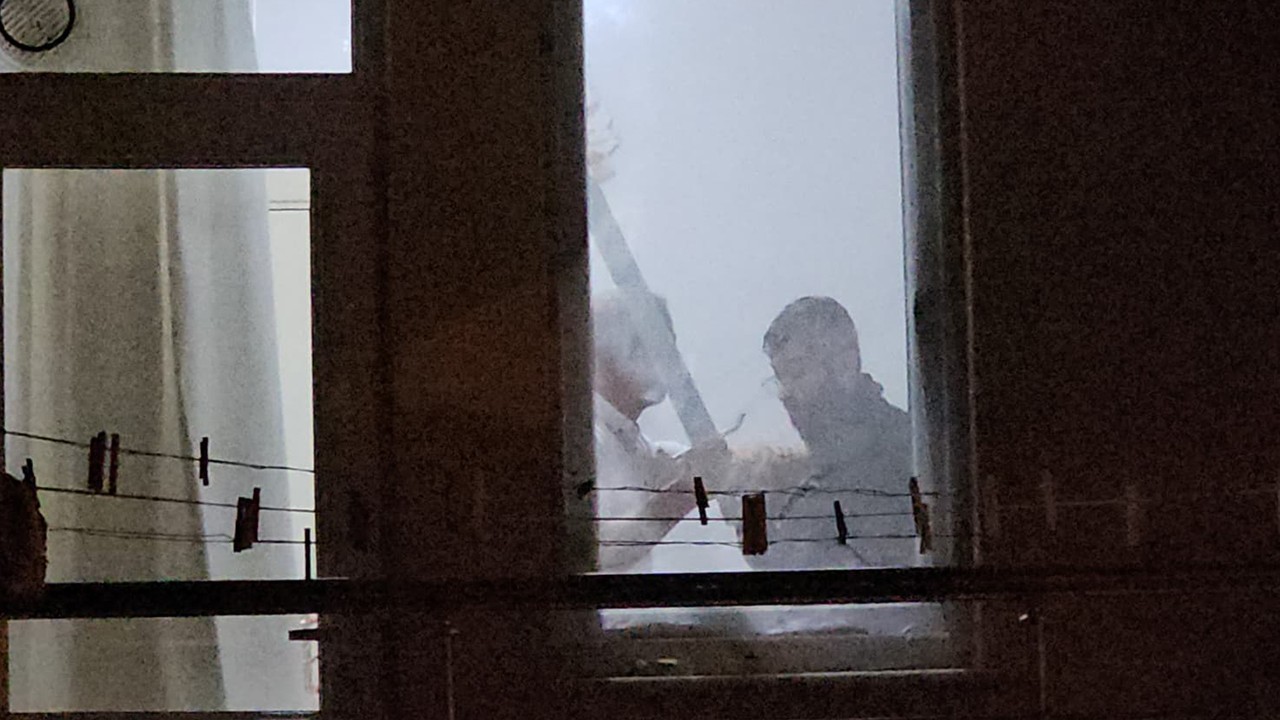 Arkadaşını kılıçla rehin aldı