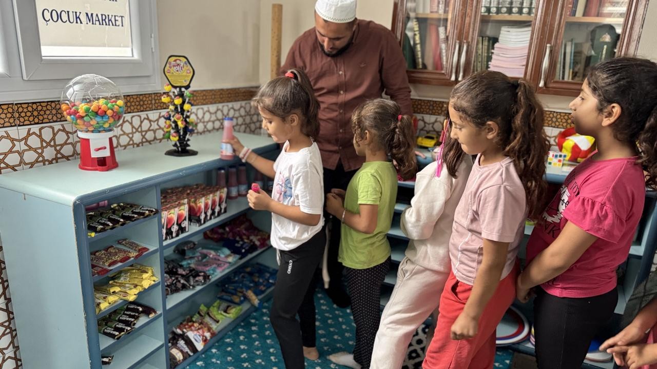 Camiye özlü sözler asan imam çocuklar için de oyun alanı yaptı