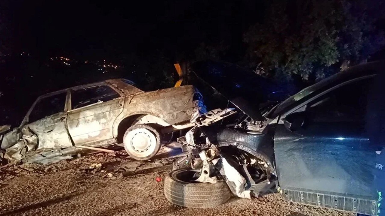 Ciple kafa kafaya çarpışan otomobil alev aldı