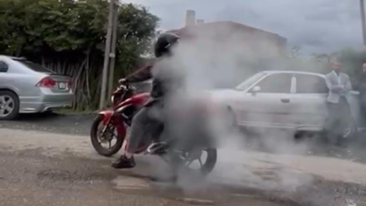 Motosikletiyle "teker yakan" sürücüye 6 bin 498 lira ceza kesildi