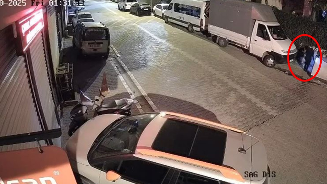 Sokakta ateş yakıp kaçtı! Park halindeki araç yanmaktan son anda kurtuldu