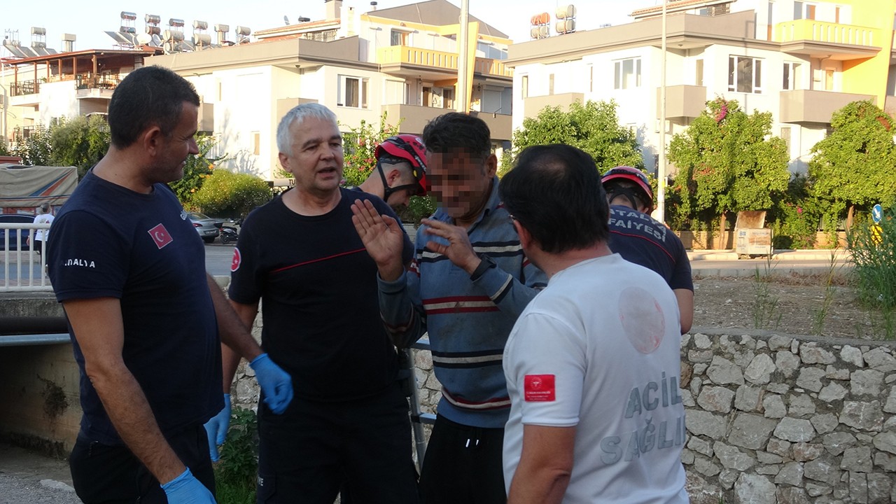 Alkolün etkisiyle su kanalına düştü, köpeğinin havlamasıyla fark edilerek kurtarıldı