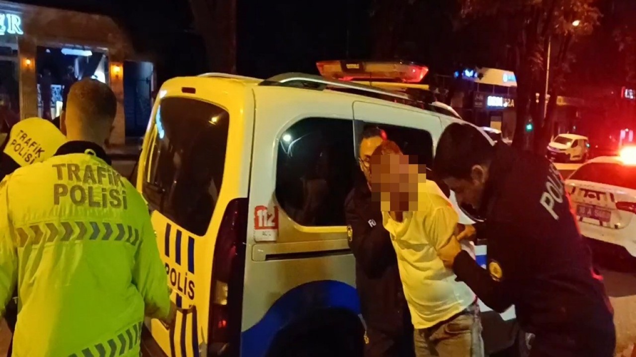 Aracını polislerin üzerine süren alkollü sürücü, 'Amcam MİT'te' deyip ekiplere direndi