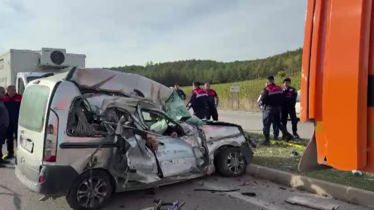 Otomobilin temizlik kamyonuyla çarpışması sonucu 3 kardeş ile enişteleri hayatını kaybetti