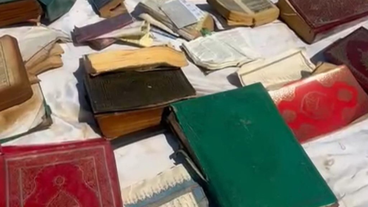 Çay kıyısında çuvalın içinde çok sayıda Kur'an-ı Kerim bulundu